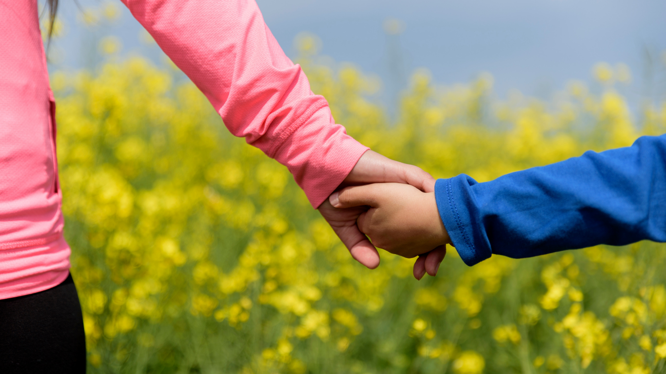 broer en zus - handen vasthouden - broer en zus dag - rememberme